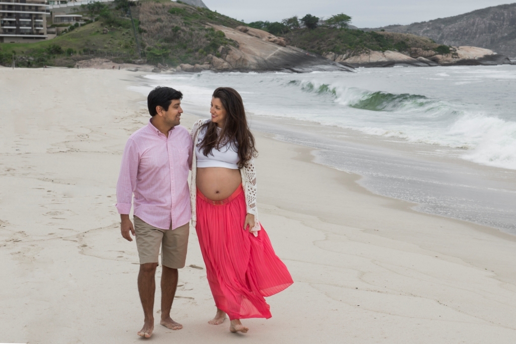 Ensaio fotográfico profissional externo e estúdio de gestante de dia em Niterói Rio de Janeiro na praia de Piratininga em dia chuvoso na areia grávida papai e mamãe com bebê a bordo book de fotos litoral Gilson Freitas fotógrafo vestido e roupa top branco