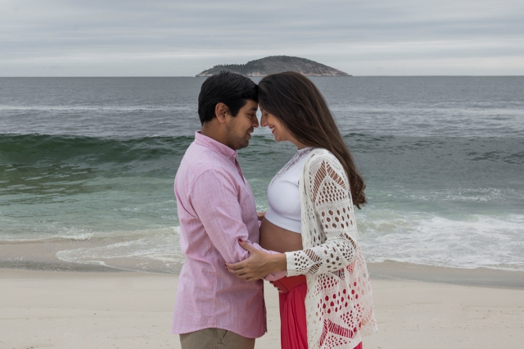 Ensaio fotográfico profissional externo e estúdio de gestante de dia em Niterói Rio de Janeiro na praia de Piratininga em dia chuvoso na areia grávida papai e mamãe com bebê a bordo book de fotos litoral Gilson Freitas fotógrafo vestido e roupa top branco