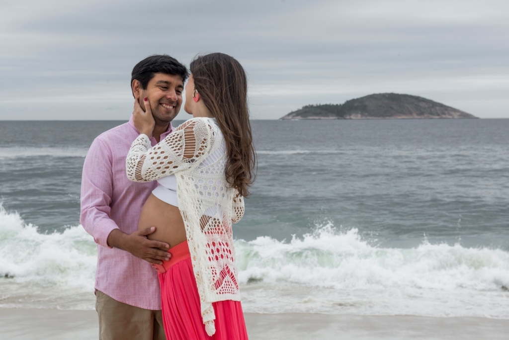 Ensaio fotográfico profissional externo e estúdio de gestante de dia em Niterói Rio de Janeiro na praia de Piratininga em dia chuvoso na areia grávida papai e mamãe com bebê a bordo book de fotos litoral Gilson Freitas fotógrafo vestido e roupa top branco