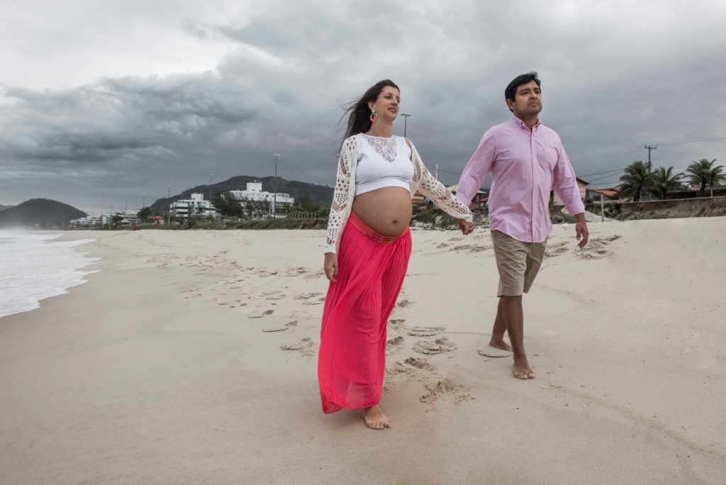 Ensaio fotográfico profissional externo e estúdio de gestante de dia em Niterói Rio de Janeiro na praia de Piratininga em dia chuvoso na areia grávida papai e mamãe com bebê a bordo book de fotos litoral Gilson Freitas fotógrafo vestido e roupa top branco