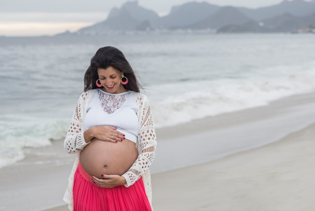 Ensaio fotográfico profissional externo e estúdio de gestante de dia em Niterói Rio de Janeiro na praia de Piratininga em dia chuvoso na areia grávida papai e mamãe com bebê a bordo book de fotos litoral Gilson Freitas fotógrafo vestido e roupa top branco