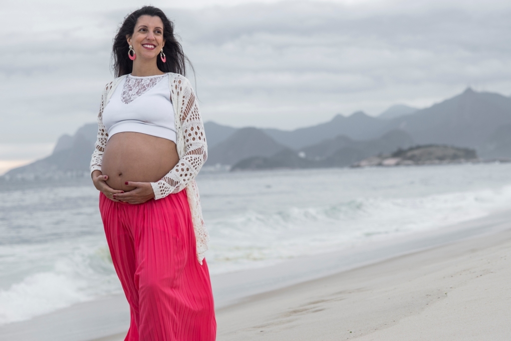 Ensaio fotográfico profissional externo e estúdio de gestante de dia em Niterói Rio de Janeiro na praia de Piratininga em dia chuvoso na areia grávida papai e mamãe com bebê a bordo book de fotos litoral Gilson Freitas fotógrafo vestido e roupa top branco