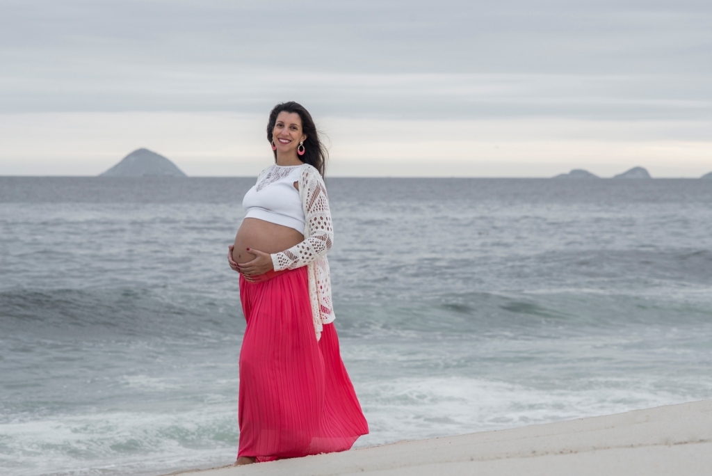Ensaio fotográfico profissional externo e estúdio de gestante de dia em Niterói Rio de Janeiro na praia de Piratininga em dia chuvoso na areia grávida papai e mamãe com bebê a bordo book de fotos litoral Gilson Freitas fotógrafo vestido e roupa top branco