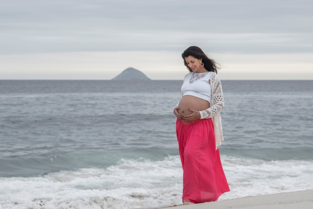 Ensaio fotográfico profissional externo e estúdio de gestante de dia em Niterói Rio de Janeiro na praia de Piratininga em dia chuvoso na areia grávida papai e mamãe com bebê a bordo book de fotos litoral Gilson Freitas fotógrafo vestido e roupa top branco