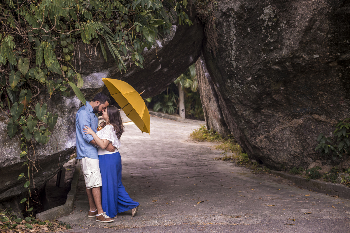 ensaio fotográfico pré wedding casamento de casal de noivos na praia de Itacoatiara em Niterói RJ. série how I meet your mother. guarda-chuva amarelo. fotógrafo de casamentos no rio de janeiro casamento na praia campo ar livre rústico. noivas RJ