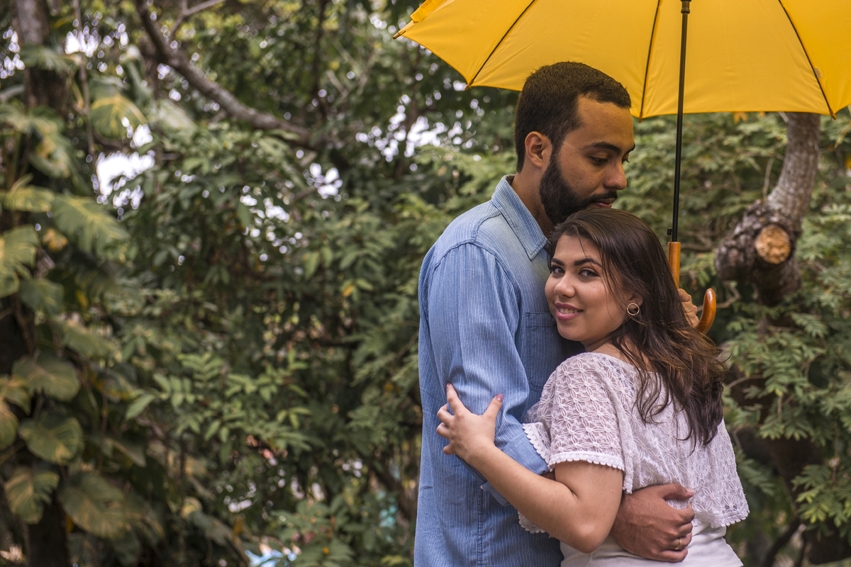 ensaio fotográfico pré wedding casamento de casal de noivos na praia de Itacoatiara em Niterói RJ. série how I meet your mother. guarda-chuva amarelo. fotógrafo de casamentos no rio de janeiro casamento na praia campo ar livre rústico. noivas RJ