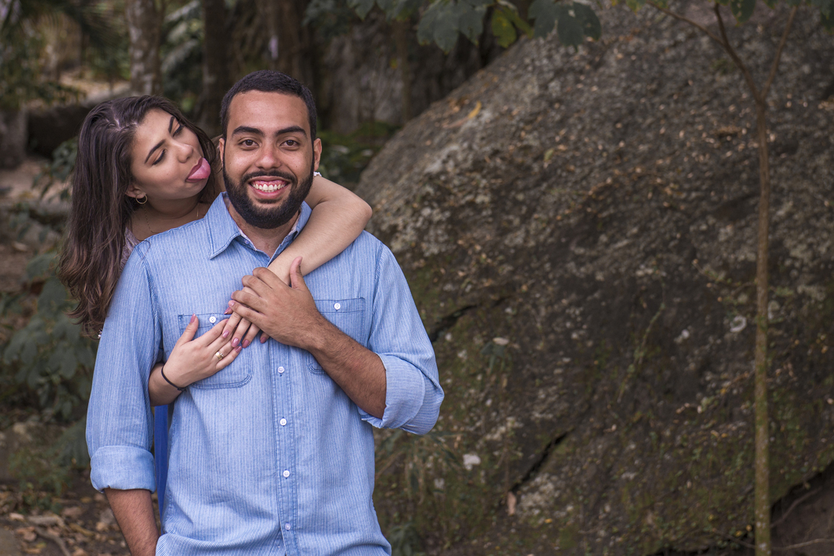 ensaio fotográfico pré wedding casamento de casal de noivos na praia de Itacoatiara em Niterói RJ. série how I meet your mother. guarda-chuva amarelo. fotógrafo de casamentos no rio de janeiro casamento na praia campo ar livre rústico. noivas RJ