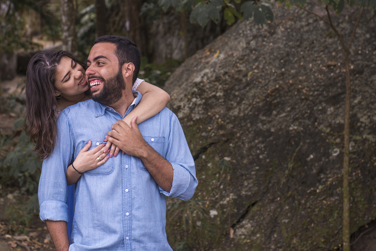 ensaio fotográfico pré wedding casamento de casal de noivos na praia de Itacoatiara em Niterói RJ. série how I meet your mother. guarda-chuva amarelo. fotógrafo de casamentos no rio de janeiro casamento na praia campo ar livre rústico. noivas RJ