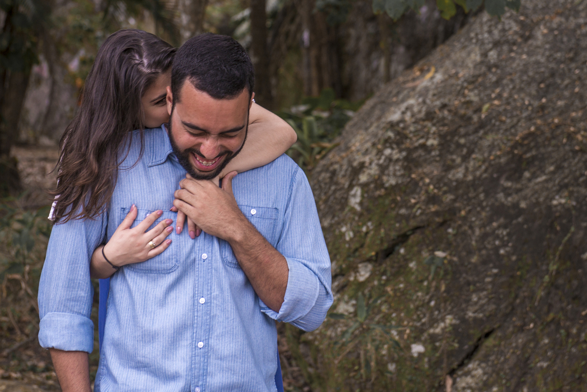 ensaio fotográfico pré wedding casamento de casal de noivos na praia de Itacoatiara em Niterói RJ. série how I meet your mother. guarda-chuva amarelo. fotógrafo de casamentos no rio de janeiro casamento na praia campo ar livre rústico. noivas RJ
