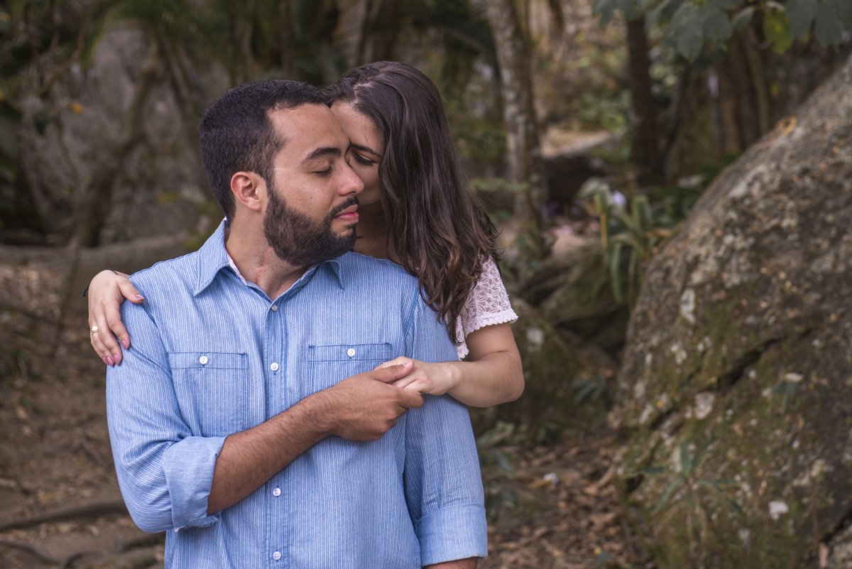 ensaio fotográfico pré wedding casamento de casal de noivos na praia de Itacoatiara em Niterói RJ. série how I meet your mother. guarda-chuva amarelo. fotógrafo de casamentos no rio de janeiro casamento na praia campo ar livre rústico. noivas RJ