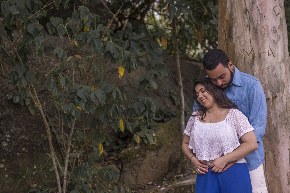 ensaio fotográfico pré wedding casamento de casal de noivos na praia de Itacoatiara em Niterói RJ. série how I meet your mother. guarda-chuva amarelo. fotógrafo de casamentos no rio de janeiro casamento na praia campo ar livre rústico. noivas RJ