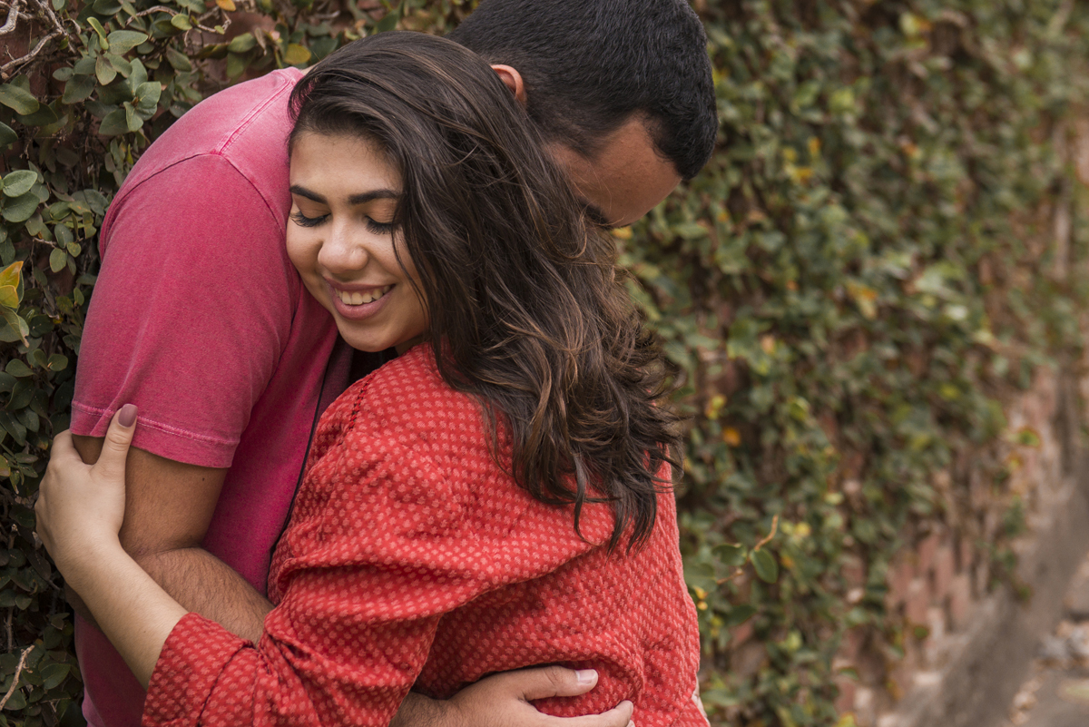 ensaio fotográfico pré wedding casamento de casal de noivos na praia de Itacoatiara em Niterói RJ. série how I meet your mother. guarda-chuva amarelo. fotógrafo de casamentos no rio de janeiro casamento na praia campo ar livre rústico. noivas RJ