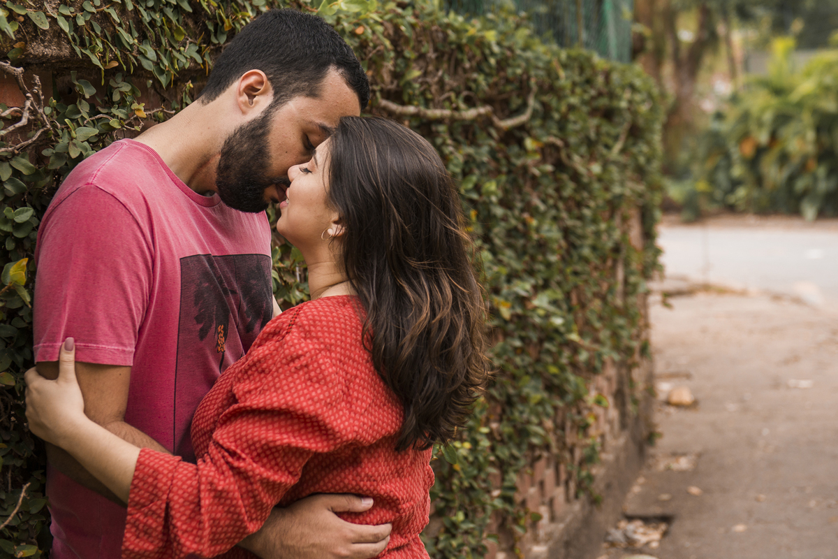 ensaio fotográfico pré wedding casamento de casal de noivos na praia de Itacoatiara em Niterói RJ. série how I meet your mother. guarda-chuva amarelo. fotógrafo de casamentos no rio de janeiro casamento na praia campo ar livre rústico. noivas RJ