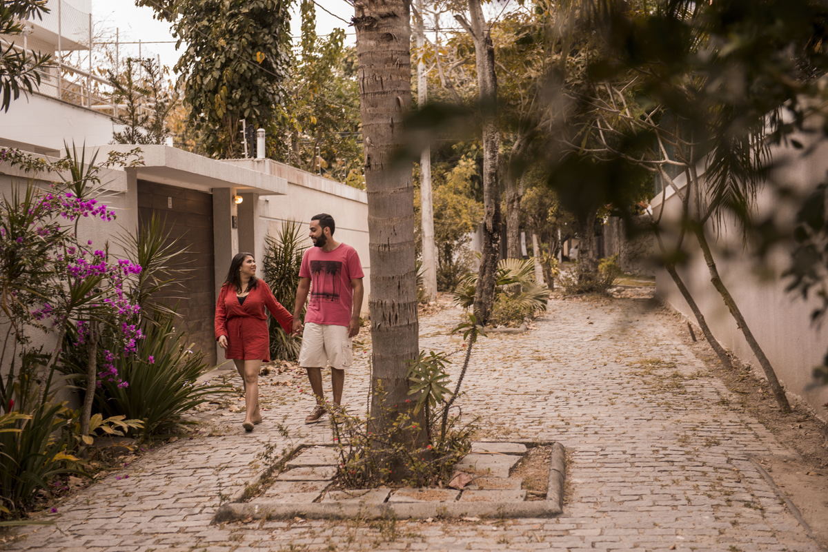 ensaio fotográfico pré wedding casamento de casal de noivos na praia de Itacoatiara em Niterói RJ. série how I meet your mother. guarda-chuva amarelo. fotógrafo de casamentos no rio de janeiro casamento na praia campo ar livre rústico. noivas RJ