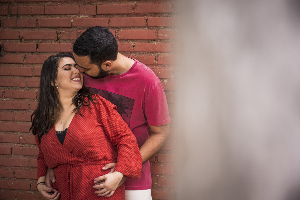 ensaio fotográfico pré wedding casamento de casal de noivos na praia de Itacoatiara em Niterói RJ. série how I meet your mother. guarda-chuva amarelo. fotógrafo de casamentos no rio de janeiro casamento na praia campo ar livre rústico. noivas RJ