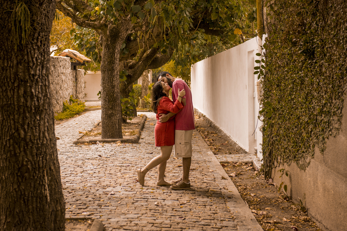 ensaio fotográfico pré wedding casamento de casal de noivos na praia de Itacoatiara em Niterói RJ. série how I meet your mother. guarda-chuva amarelo. fotógrafo de casamentos no rio de janeiro casamento na praia campo ar livre rústico. noivas RJ
