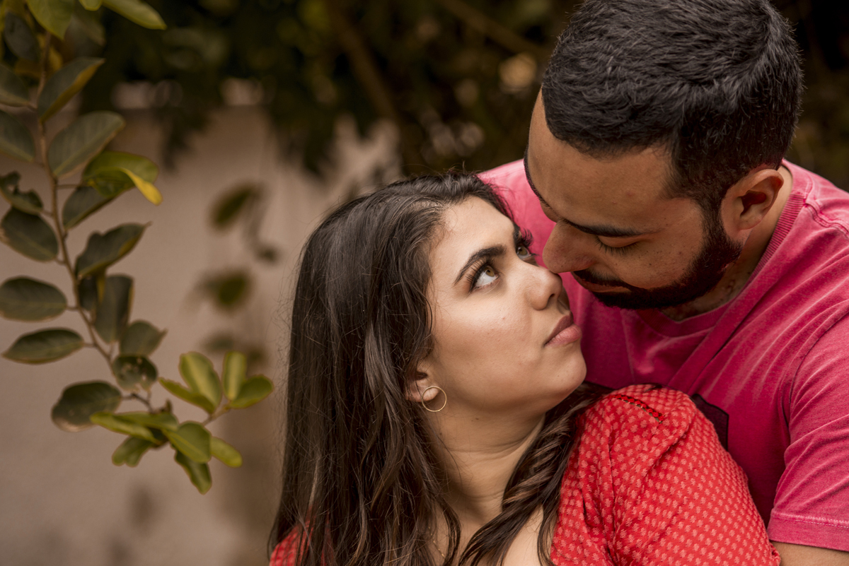 ensaio fotográfico pré wedding casamento de casal de noivos na praia de Itacoatiara em Niterói RJ. série how I meet your mother. guarda-chuva amarelo. fotógrafo de casamentos no rio de janeiro casamento na praia campo ar livre rústico. noivas RJ