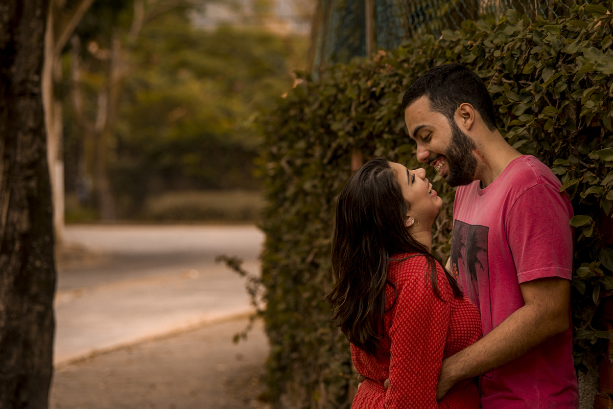 ensaio fotográfico pré wedding casamento de casal de noivos na praia de Itacoatiara em Niterói RJ. série how I meet your mother. guarda-chuva amarelo. fotógrafo de casamentos no rio de janeiro casamento na praia campo ar livre rústico. noivas RJ