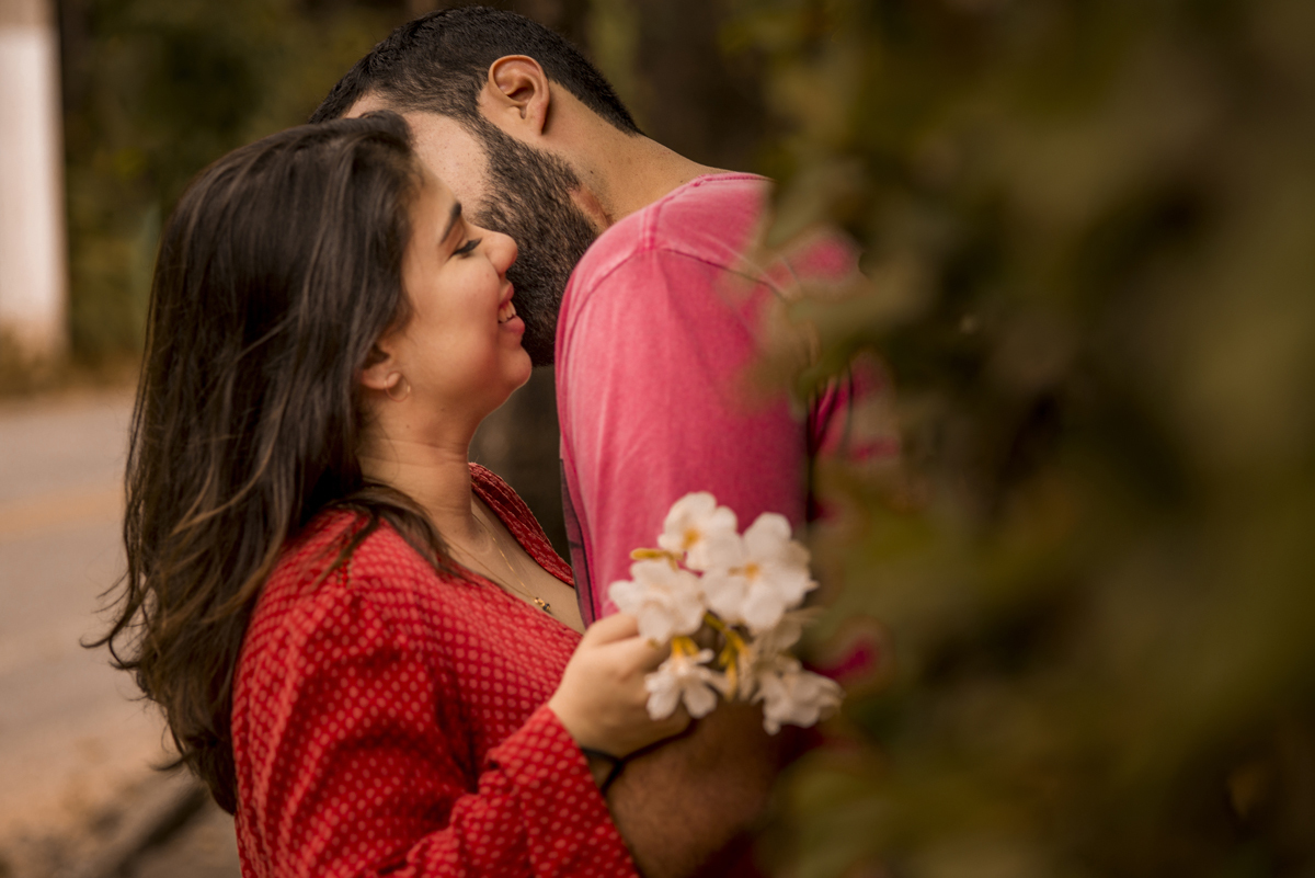 ensaio fotográfico pré wedding casamento de casal de noivos na praia de Itacoatiara em Niterói RJ. série how I meet your mother. guarda-chuva amarelo. fotógrafo de casamentos no rio de janeiro casamento na praia campo ar livre rústico. noivas RJ