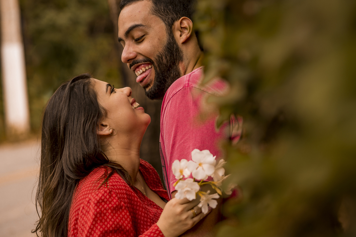 ensaio fotográfico pré wedding casamento de casal de noivos na praia de Itacoatiara em Niterói RJ. série how I meet your mother. guarda-chuva amarelo. fotógrafo de casamentos no rio de janeiro casamento na praia campo ar livre rústico. noivas RJ