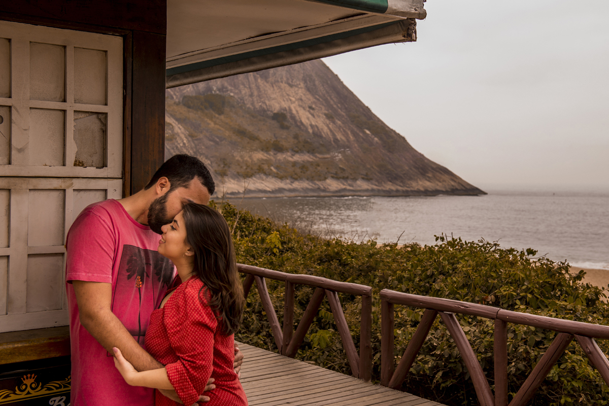 ensaio fotográfico pré wedding casamento de casal de noivos na praia de Itacoatiara em Niterói RJ. série how I meet your mother. guarda-chuva amarelo. fotógrafo de casamentos no rio de janeiro casamento na praia campo ar livre rústico. noivas RJ