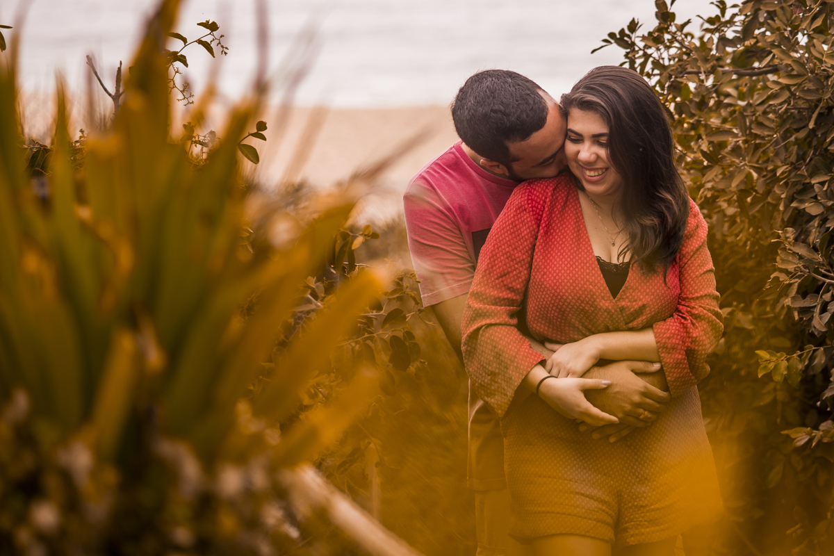 ensaio fotográfico pré wedding casamento de casal de noivos na praia de Itacoatiara em Niterói RJ. série how I meet your mother. guarda-chuva amarelo. fotógrafo de casamentos no rio de janeiro casamento na praia campo ar livre rústico. noivas RJ