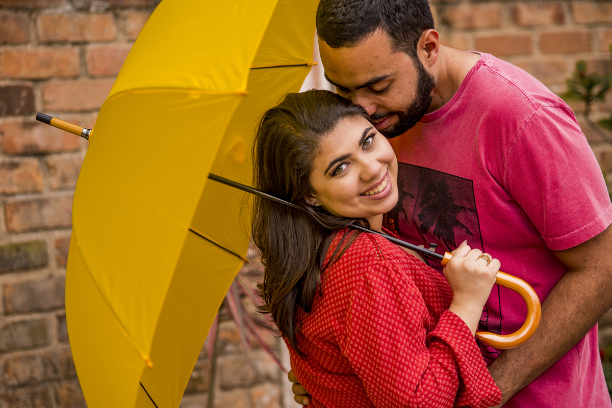 ensaio fotográfico pré wedding casamento de casal de noivos na praia de Itacoatiara em Niterói RJ. série how I meet your mother. guarda-chuva amarelo. fotógrafo de casamentos no rio de janeiro casamento na praia campo ar livre rústico. noivas RJ