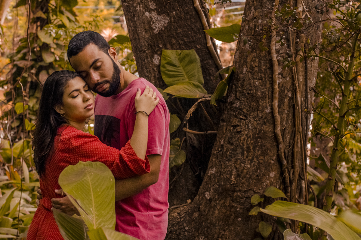 ensaio fotográfico pré wedding casamento de casal de noivos na praia de Itacoatiara em Niterói RJ. série how I meet your mother. guarda-chuva amarelo. fotógrafo de casamentos no rio de janeiro casamento na praia campo ar livre rústico. noivas RJ