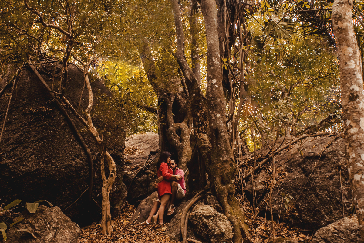 ensaio fotográfico pré wedding casamento de casal de noivos na praia de Itacoatiara em Niterói RJ. série how I meet your mother. guarda-chuva amarelo. fotógrafo de casamentos no rio de janeiro casamento na praia campo ar livre rústico. noivas RJ