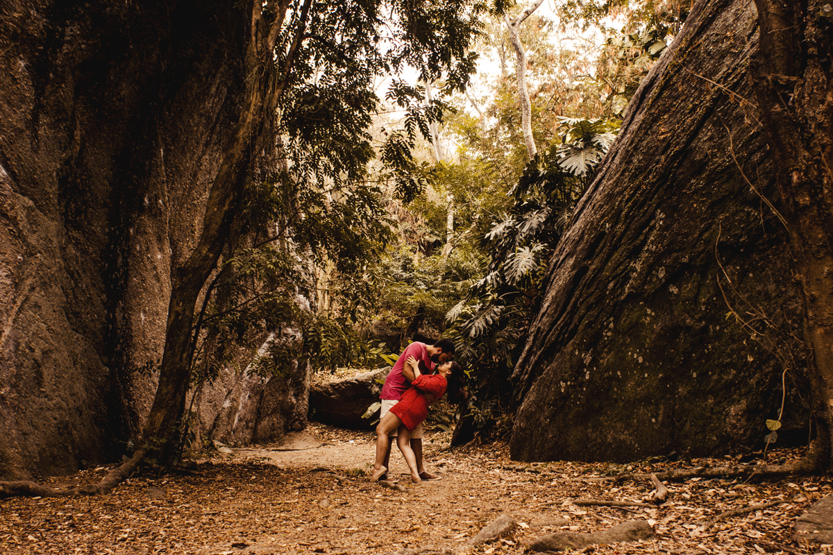 ensaio fotográfico pré wedding casamento de casal de noivos na praia de Itacoatiara em Niterói RJ. série how I meet your mother. guarda-chuva amarelo. fotógrafo de casamentos no rio de janeiro casamento na praia campo ar livre rústico. noivas RJ