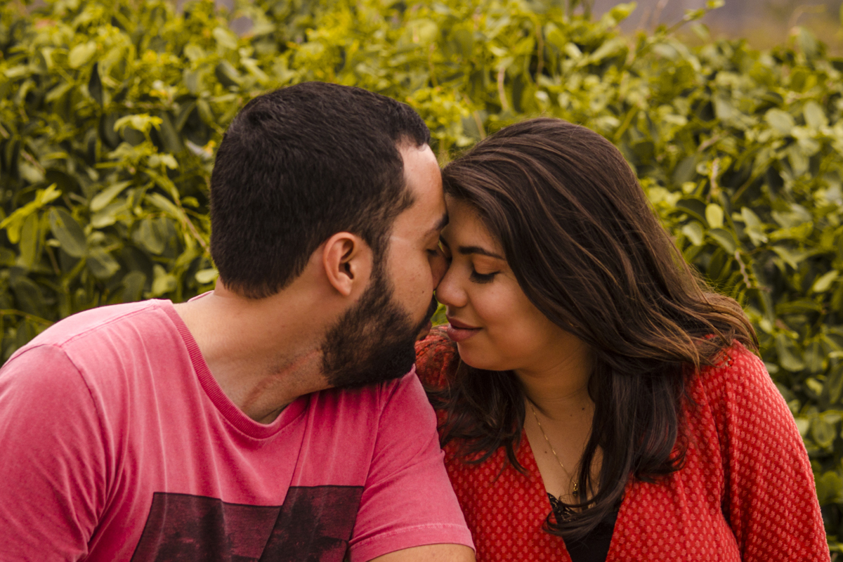 ensaio fotográfico pré wedding casamento de casal de noivos na praia de Itacoatiara em Niterói RJ. série how I meet your mother. guarda-chuva amarelo. fotógrafo de casamentos no rio de janeiro casamento na praia campo ar livre rústico. noivas RJ