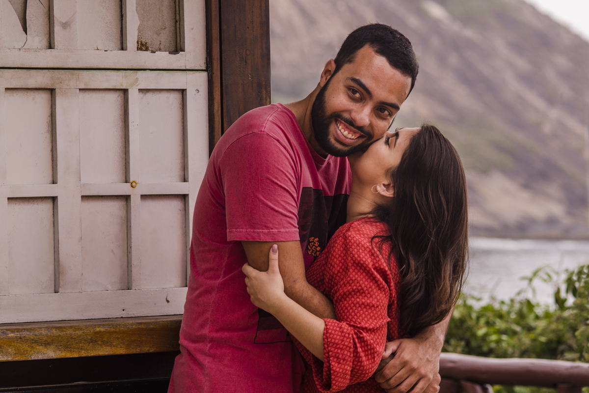 ensaio fotográfico pré wedding casamento de casal de noivos na praia de Itacoatiara em Niterói RJ. série how I meet your mother. guarda-chuva amarelo. fotógrafo de casamentos no rio de janeiro casamento na praia campo ar livre rústico. noivas RJ
