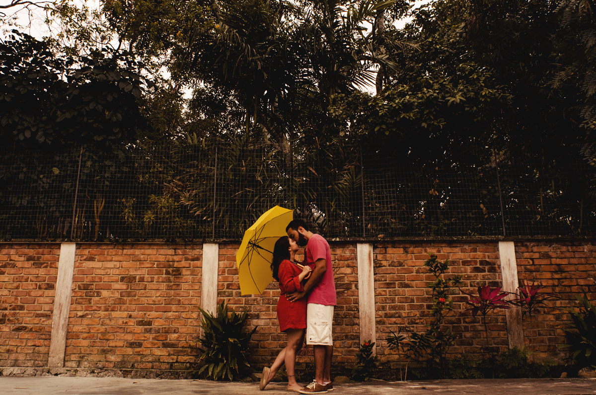 ensaio fotográfico pré wedding casamento de casal de noivos na praia de Itacoatiara em Niterói RJ. série how I meet your mother. guarda-chuva amarelo. fotógrafo de casamentos no rio de janeiro casamento na praia campo ar livre rústico. noivas RJ