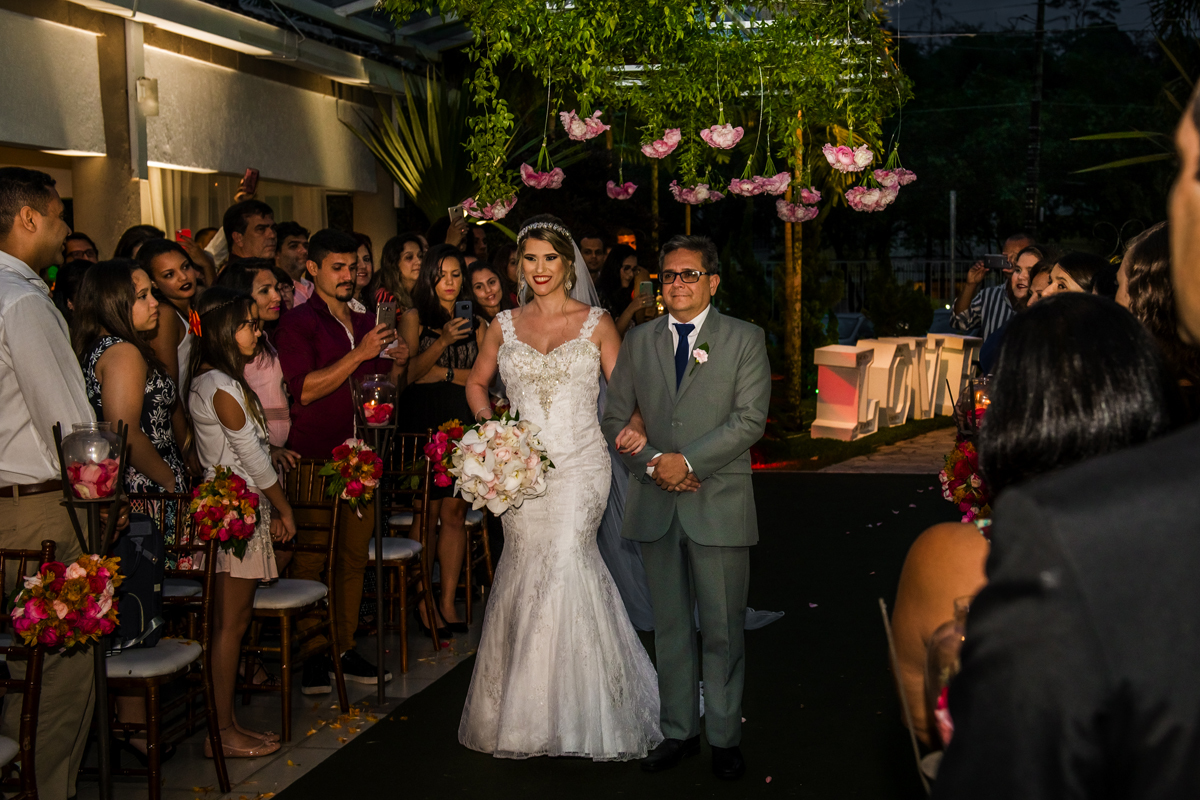 noiva  entrada pai casamento solar imperial niterói  padrinhos cerimonialista flores fotografia profissional rio de janeiro rústico campo praia casar 2018 2019 igreja cerimônia nossa casa estúdio floral branco altar fotógrafo criativo festa  decoração