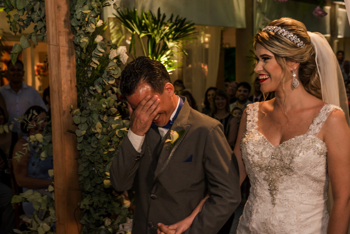 noiva  entrada casal casamento solar imperial niterói  padrinhos cerimonialista flores fotografia profissional rio de janeiro rústico campo praia casar 2018 2019 igreja cerimônia nossa casa estúdio floral branco altar fotógrafo criativo festa  decoração 