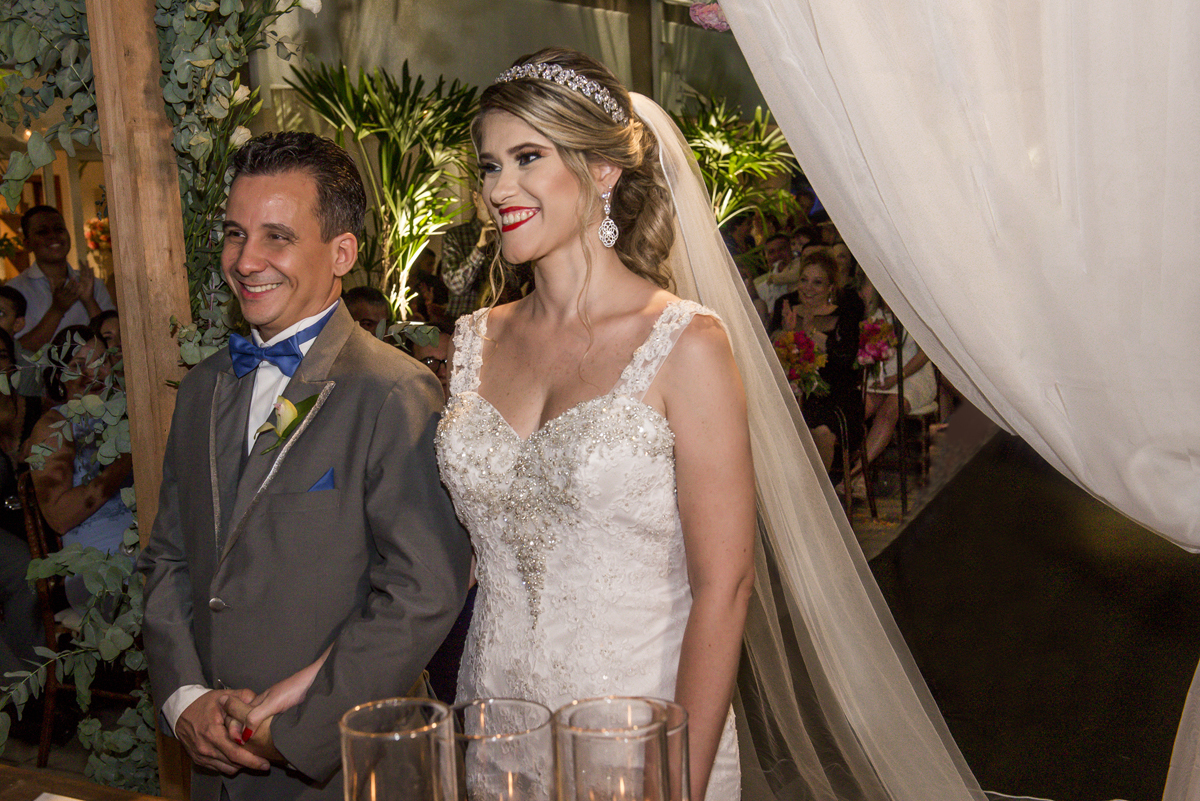 noiva  entrada casal casamento solar imperial niterói  padrinhos cerimonialista flores fotografia profissional rio de janeiro rústico campo praia casar 2018 2019 igreja cerimônia nossa casa estúdio floral branco altar fotógrafo criativo festa  decoração 