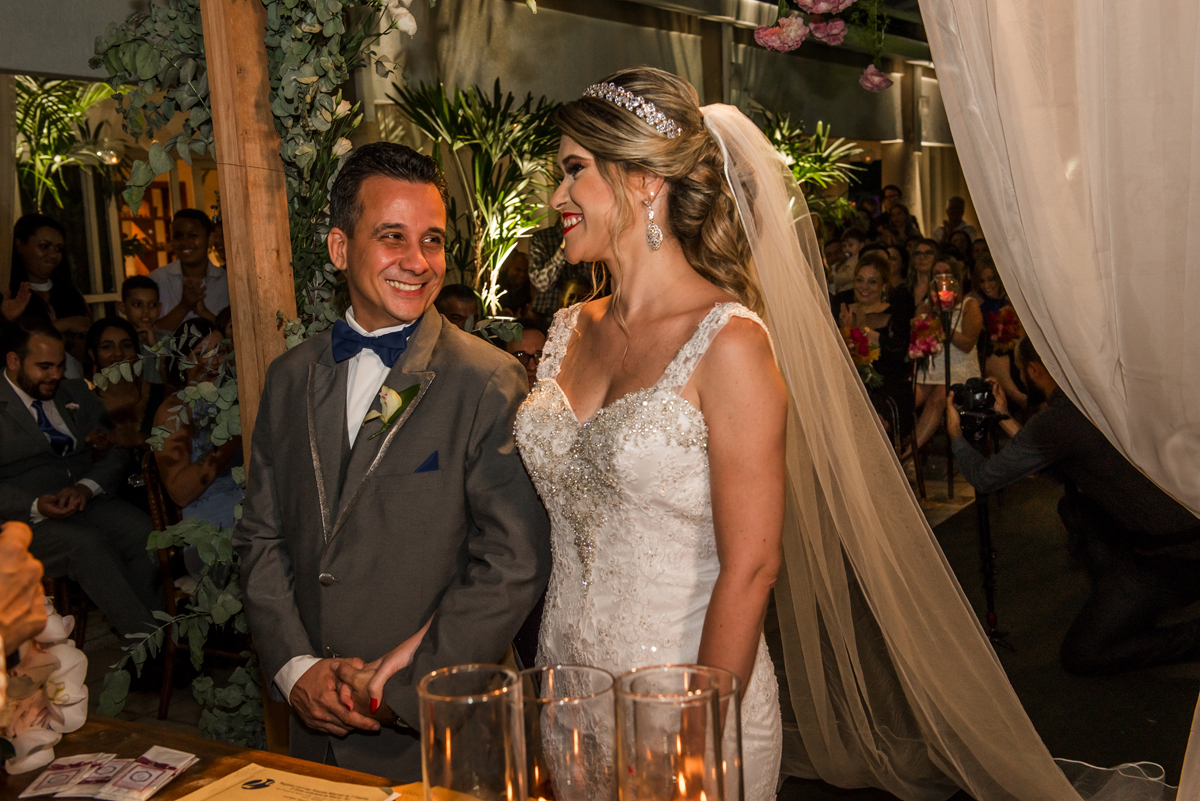 noiva  entrada casal casamento solar imperial niterói  padrinhos cerimonialista flores fotografia profissional rio de janeiro rústico campo praia casar 2018 2019 igreja cerimônia nossa casa estúdio floral branco altar fotógrafo criativo festa  decoração 