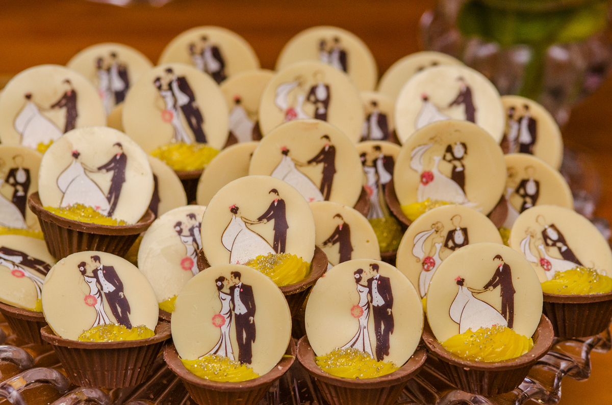 Decoração de casamento docinho de casamento topo de bolo niterói rio de janeiro fotografia de casamento nossa casa estúdio mesa de doces rustica com flores floral muro inglês docinhos criativos forminhas exclusivos 