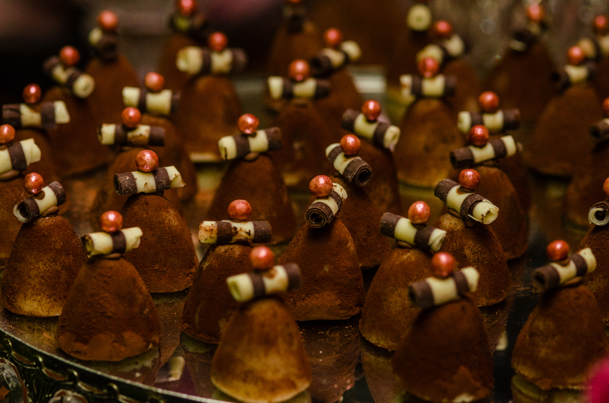 Decoração de casamento docinho de casamento topo de bolo niterói rio de janeiro fotografia de casamento nossa casa estúdio mesa de doces rustica com flores floral muro inglês docinhos criativos forminhas exclusivos 