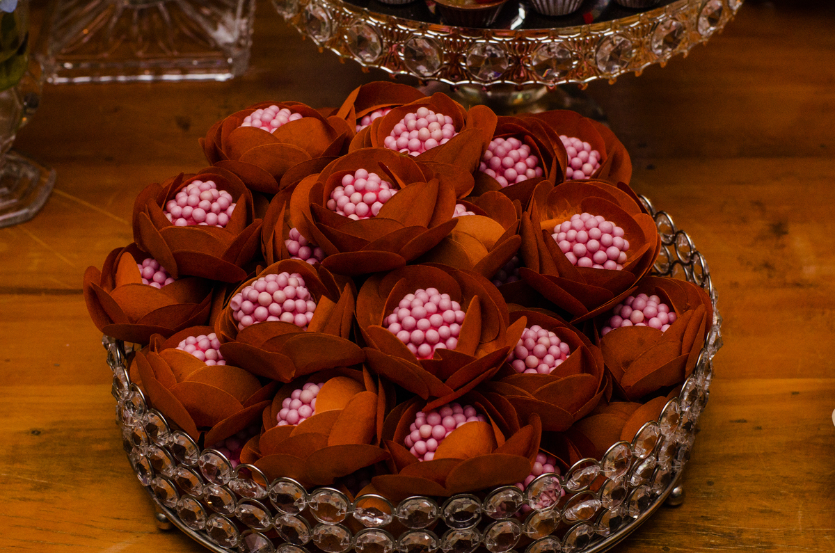 Decoração de casamento docinho de casamento topo de bolo niterói rio de janeiro fotografia de casamento nossa casa estúdio mesa de doces rustica com flores floral muro inglês docinhos criativos forminhas exclusivos 