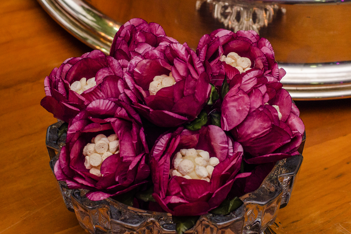 Decoração de casamento docinho de casamento topo de bolo niterói rio de janeiro fotografia de casamento nossa casa estúdio mesa de doces rustica com flores floral muro inglês docinhos criativos forminhas exclusivos 