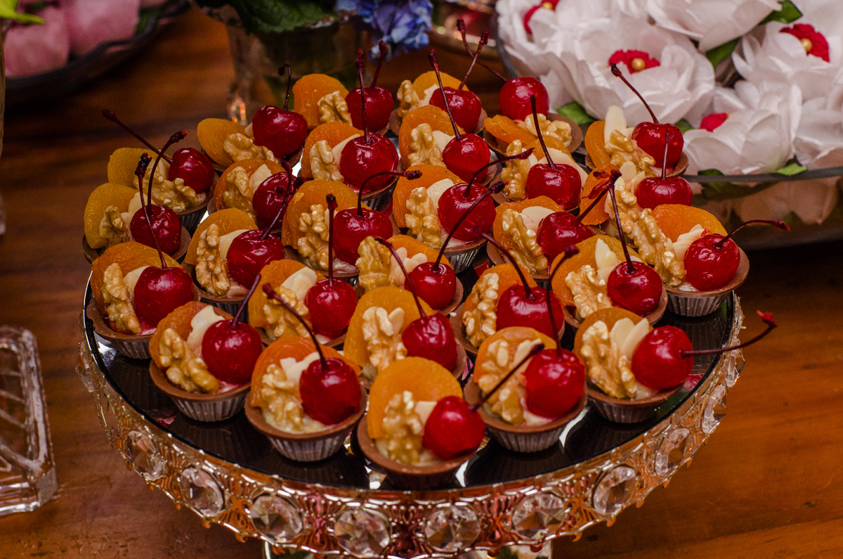 Decoração de casamento docinho de casamento topo de bolo niterói rio de janeiro fotografia de casamento nossa casa estúdio mesa de doces rustica com flores floral muro inglês docinhos criativos forminhas exclusivos 