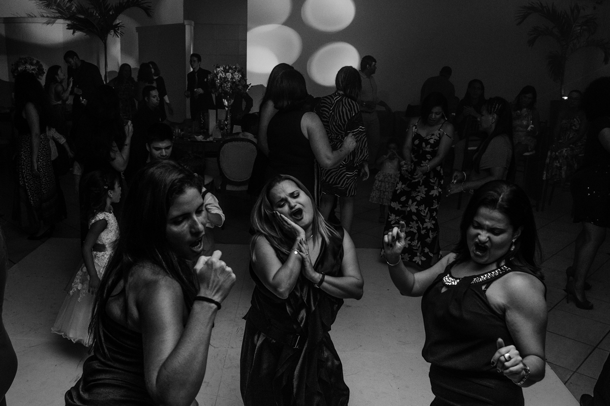 madrinhas na pista de dança em fotografia pb preto e branca de casamento ao som do dj dançando no salão de festas solar imperial em niterói rio de janeiro brasil noivas 2018 2019 convidados nossa casa estudio fotógrafo rj