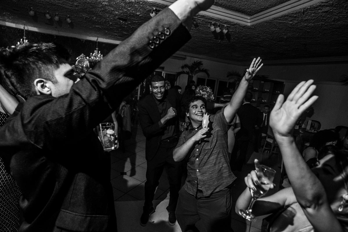 madrinhas na pista de dança em fotografia pb preto e branca de casamento ao som do dj dançando no salão de festas solar imperial em niterói rio de janeiro brasil noivas 2018 2019 convidados nossa casa estudio fotógrafo rj