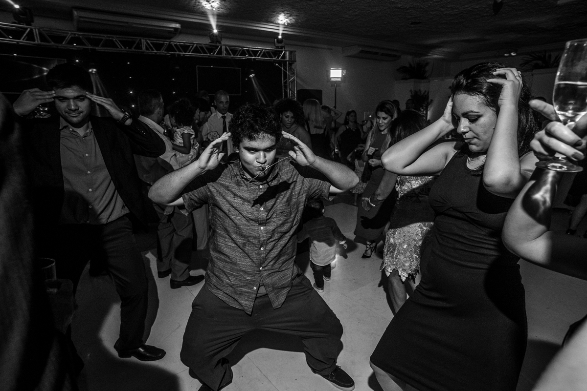madrinhas na pista de dança em fotografia pb preto e branca de casamento ao som do dj dançando no salão de festas solar imperial em niterói rio de janeiro brasil noivas 2018 2019 convidados nossa casa estudio fotógrafo rj