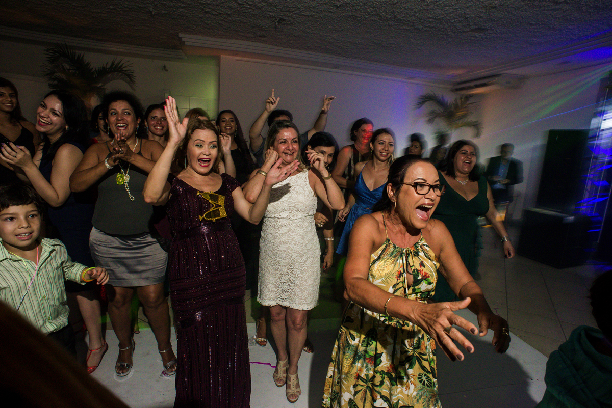 madrinhas na pista de dança em fotografia pb preto e branca de casamento ao som do dj dançando no salão de festas solar imperial em niterói rio de janeiro brasil noivas 2018 2019 convidados nossa casa estudio fotógrafo rj