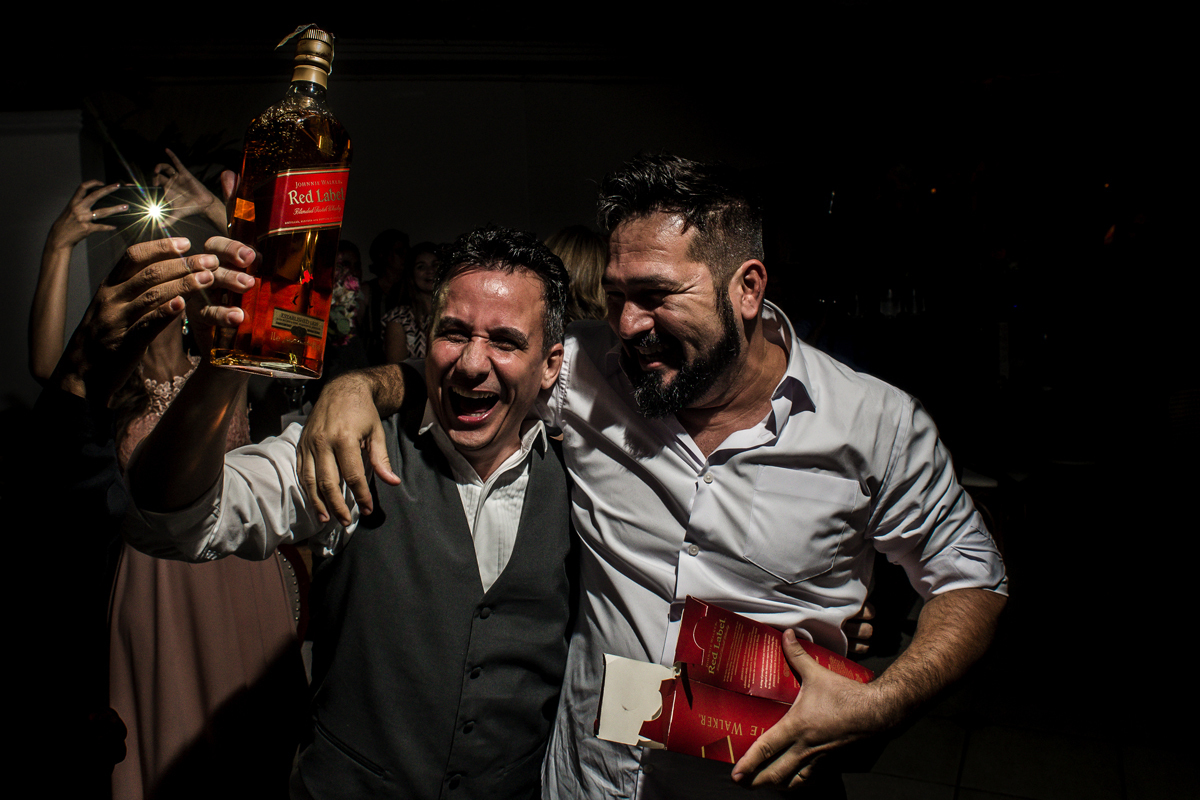 madrinhas na pista de dança em fotografia pb preto e branca de casamento ao som do dj dançando no salão de festas solar imperial em niterói rio de janeiro brasil noivas 2018 2019 convidados nossa casa estudio fotógrafo rj padrinho garrafa de uísque 