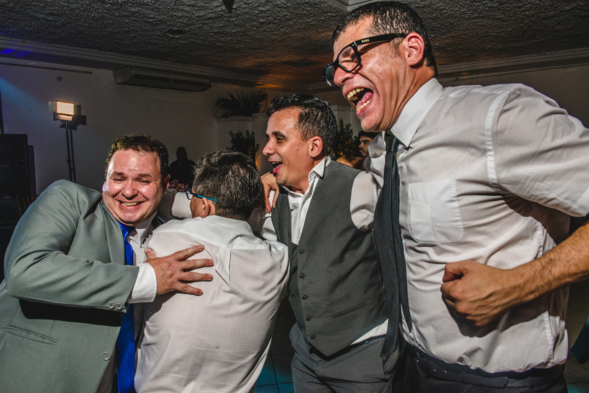 madrinhas na pista de dança em fotografia pb preto e branca de casamento ao som do dj dançando no salão de festas solar imperial em niterói rio de janeiro brasil noivas 2018 2019 convidados nossa casa estudio fotógrafo rj padrinhos