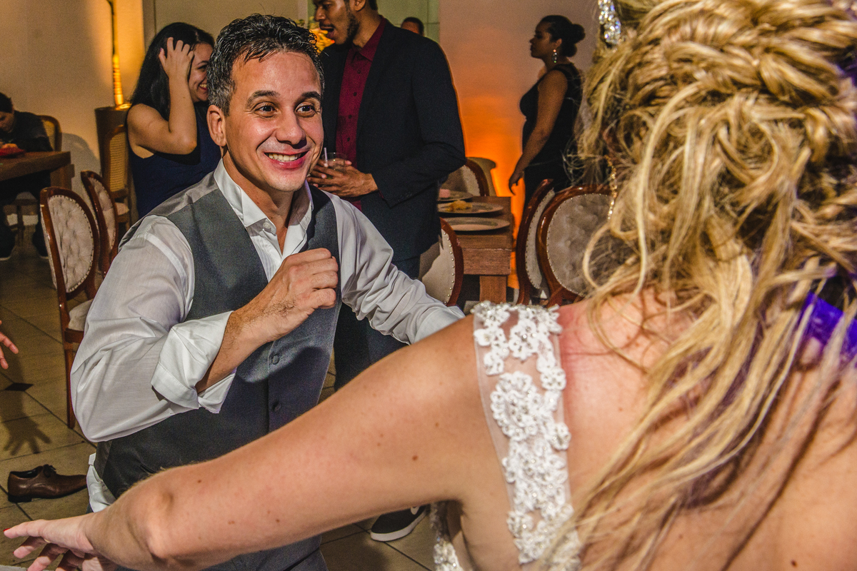 madrinhas na pista de dança em fotografia pb preto e branca de casamento ao som do dj dançando no salão de festas solar imperial em niterói rio de janeiro brasil noivas 2018 2019 convidados nossa casa estudio fotógrafo rj noivo e noiva