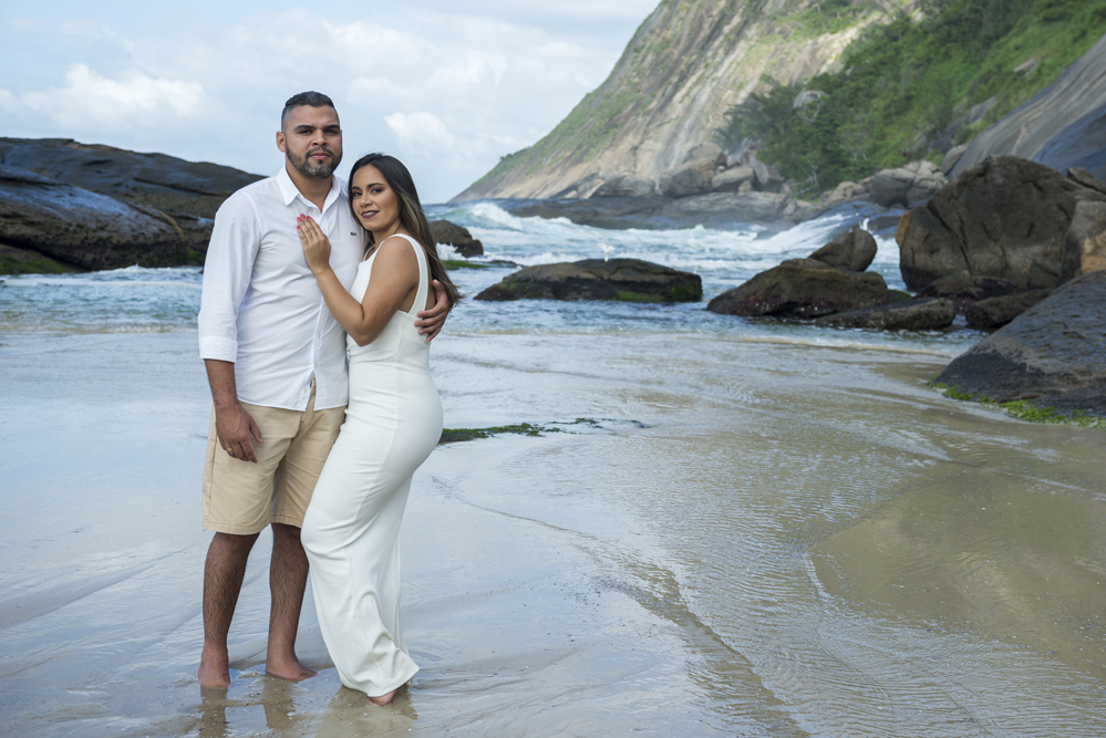 Nossa Casa Estúdio Gilson Freitas Fotógrafo de Casamento Ensaio pré wedding, pré casamento, casal na praia noivo e noiva na praia de itacoatiara com roupas brancas e vestuário despojado de manhã em dia ensolarado fotografia profissional em niterói rj